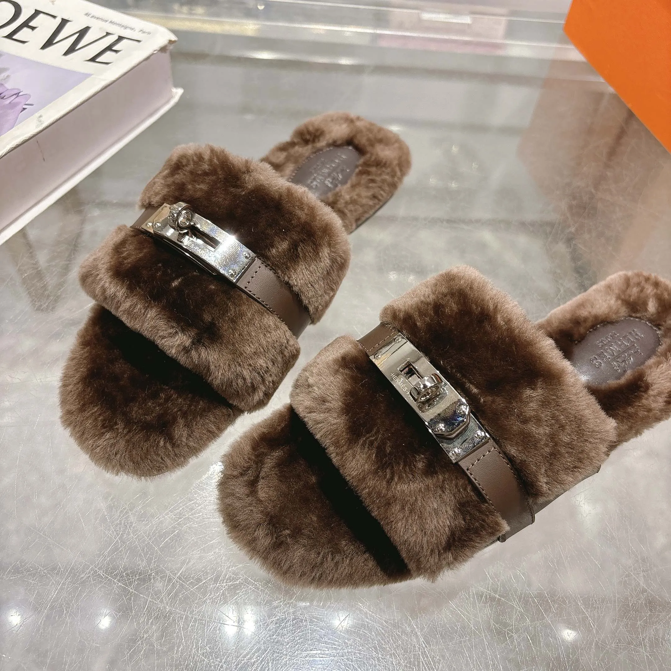 👟👟Ex-factory price 500👟👟 Purchasing agent level Hermes Hermès second uncle hair slippers are in stock all year round. 2025 new and new colors official website, Xiaohongshu synchronizes the latest color matching Hermès hot models are hot online, upgraded workmanship, high quality! Fashionable small wool H-trailers, autumn and winter style flat-soled wool mop, can be customized without standard, non-refundable and non-exchangeable. Fabric: Imported lamb's roll real wool. Lining: Imported lamb's roll real wool. Outsole: Genuine leather outsole. Size: 35-43, [Note: 41, 42, 43 customized]